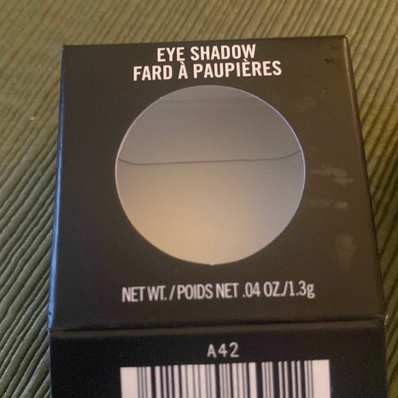 New MAC eye shadow Expensive Pink Veluxe Pearl sexy shade can be worn anytime - Picture 3 of 5